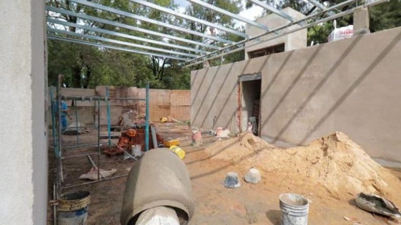 Los nuevos sanitarios y el bar del Parque Municipal van tomando forma