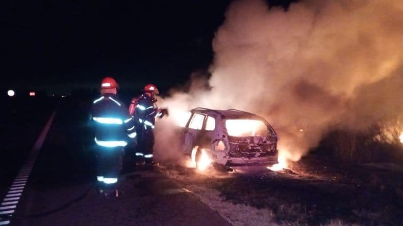 El fuego destruyó totalmente un auto que se incendió en la ruta 8 a la altura de Fontezuela
