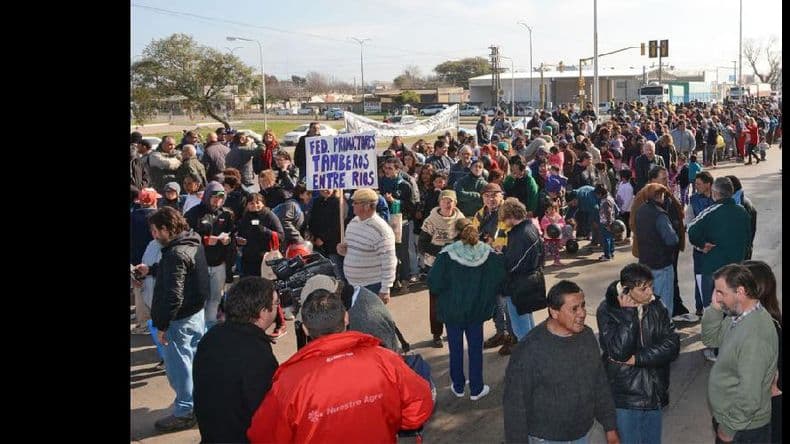 Tamberos regalaron leche en Rafaela para denunciar la crisis de la actividad