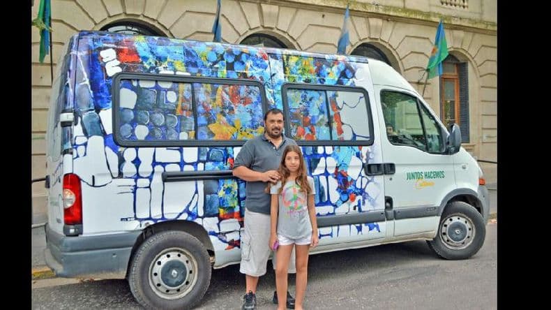 Obra de arte en un vehículo municipal