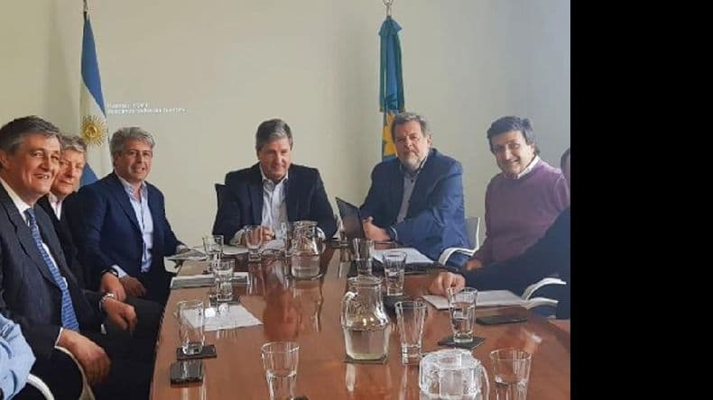 Firmaron el contrato para el inicio de la obra de la presa