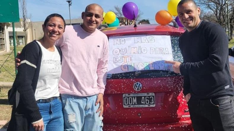 Joel Banuera celebra la vida tras finalizar su última sesión de quimioterapia