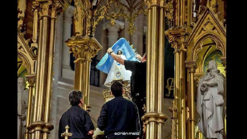 Con el cambio del vestido de la Virgen comenzó la fiesta de Nuestra Señora de Luján