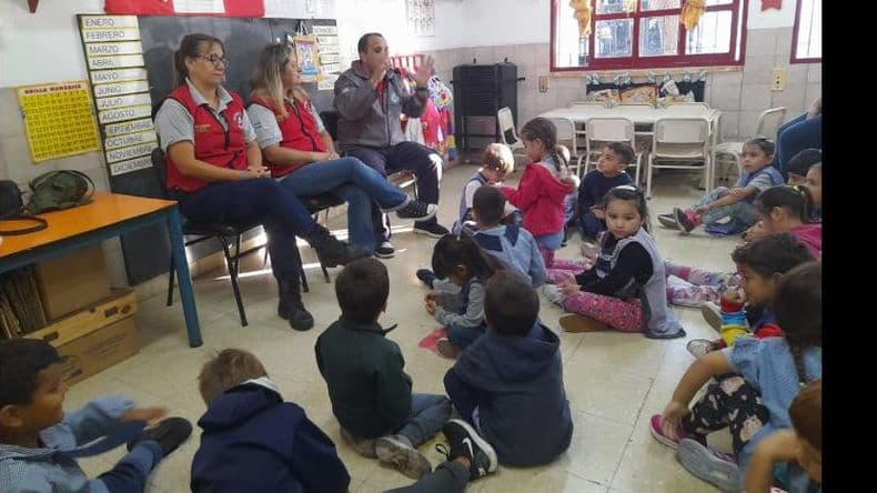 Defensa Civil visitó a los niños del Jardín Nº 902