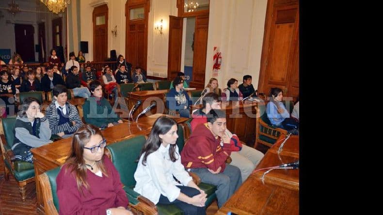 Numerosos jóvenes participaron del inicio del Parlamento Estudiantil