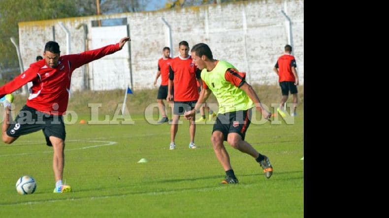 Douglas realizó tareas tácticas en el segundo entrenamiento de la semana
