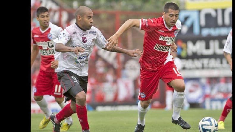 Douglas terminó el torneo dejando una buena imagen ante Argentinos