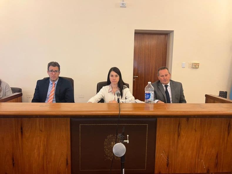 Los abusos sexuales de un padrastro a una adolescente se están debatiendo en un juicio oral