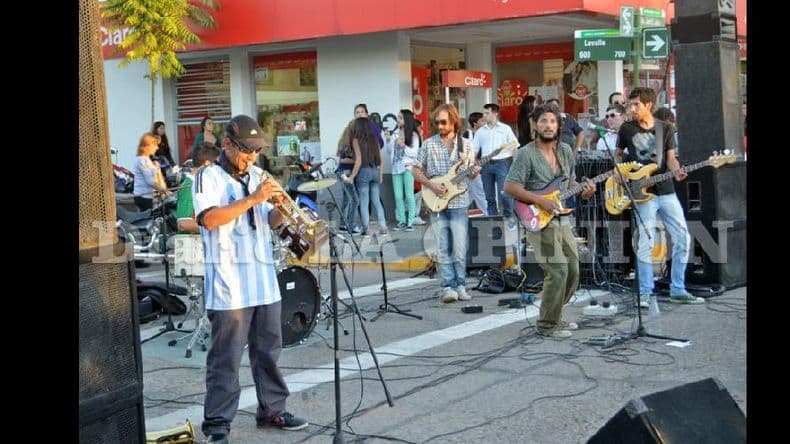 Miles de pergaminenses disfrutaron de Arte Noche en el barrio Centenario