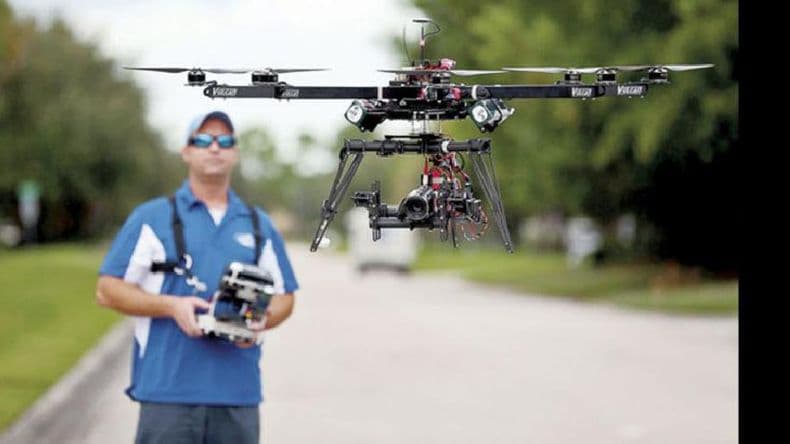 Capacitación sobre manejo de drones en la Biblioteca Menéndez