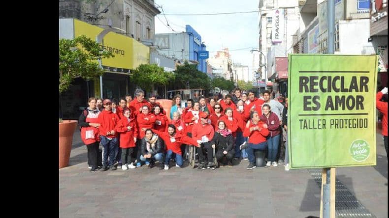 En el Día del Reciclaje operarios del Taller Protegido clasificaron botellas