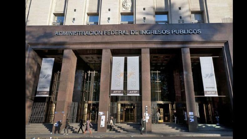La Afip comenzó a devolver dinero retenido a quienes compraron en el exterior