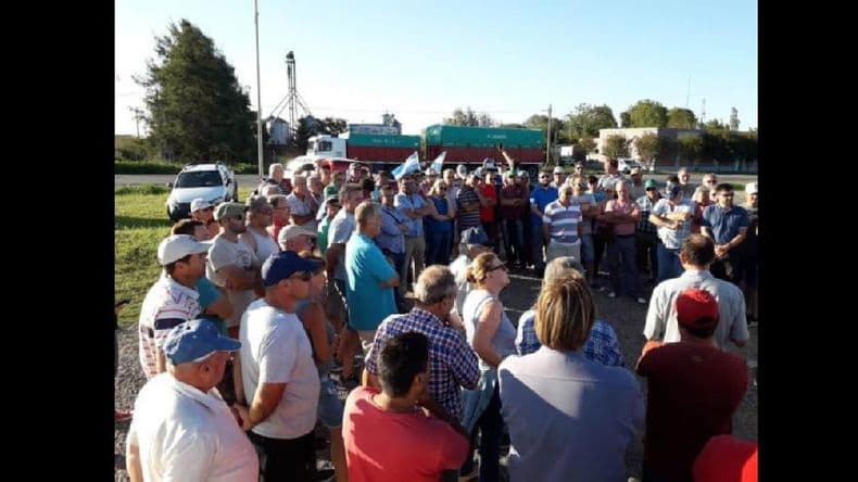 Productores autoconvocados realizan un tractorazo