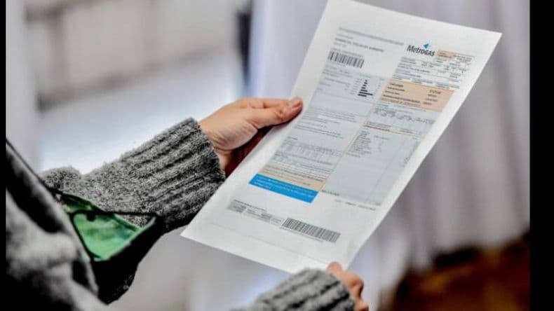 Tarifas luz y gas: buscan sacar subsidios a quienes tengan prepaga o viajaron al exterior