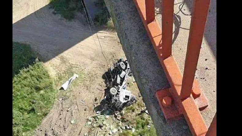 Dos muertos al caer un camión en el puente Zárate-Brazo Largo