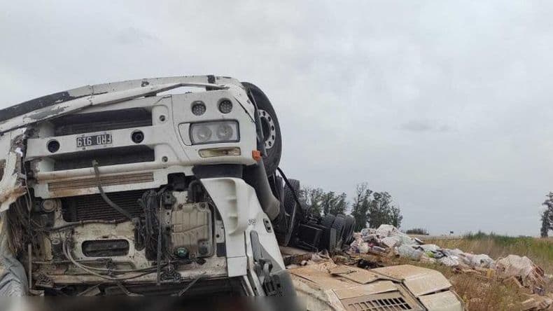 La falta de mantenimiento en la autopista pudo incidir en el despiste y vuelco fatal del camión