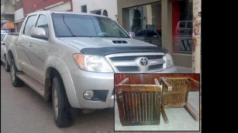 Fueron detenidos por el hurto de dos mesas: una travesura de jóvenes que configura un delito