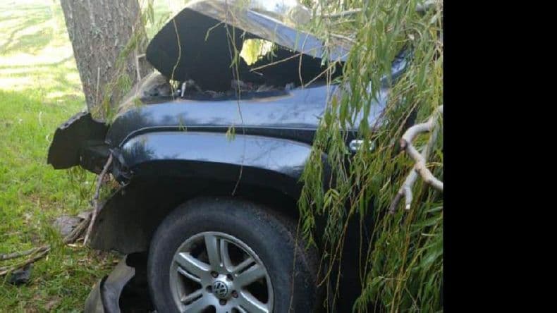Un joven borracho chocó su camioneta contra un árbol y se salvó de milagro