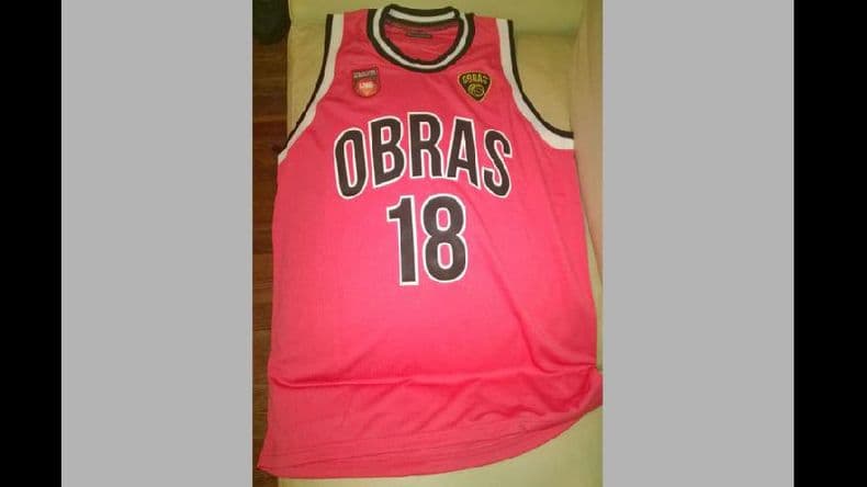 “Tomy” Zanzottera donó una camiseta de Obras Sanitarias para un encuentro a beneficio