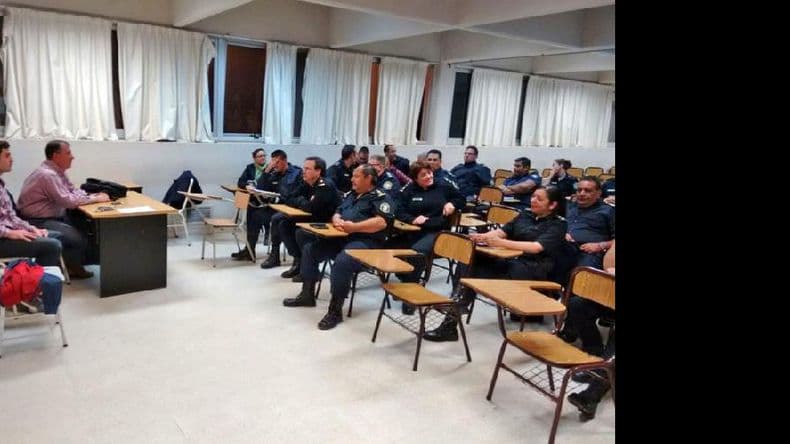 Charla de capacitación para jefes y efectivos policiales