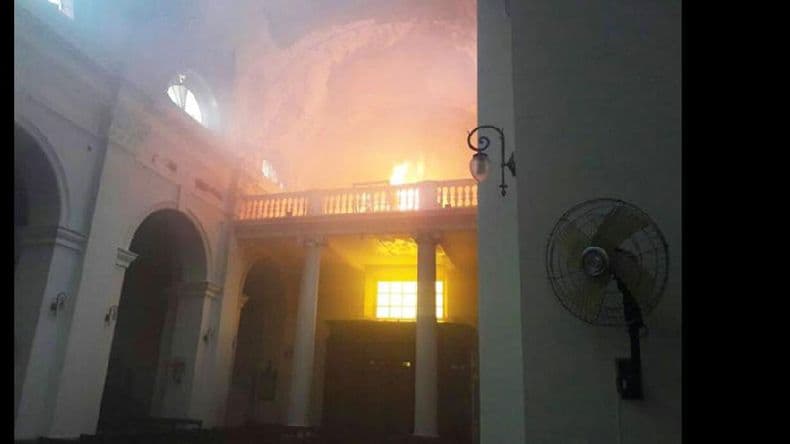 Importantes daños en la Catedral de San Nicolás a causa de un incendio