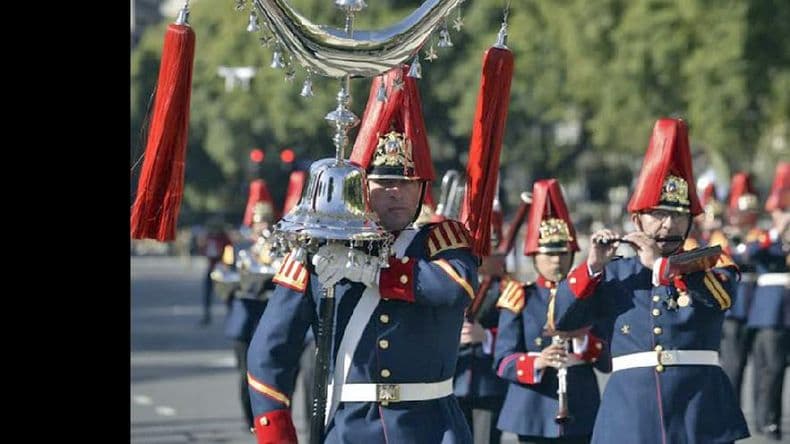 Se realizó un desfile militar por el aniversario de la Revolución de Mayo