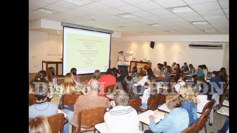 Nutrida participación de padres en la charla sobre “Comunicación aumentativa”