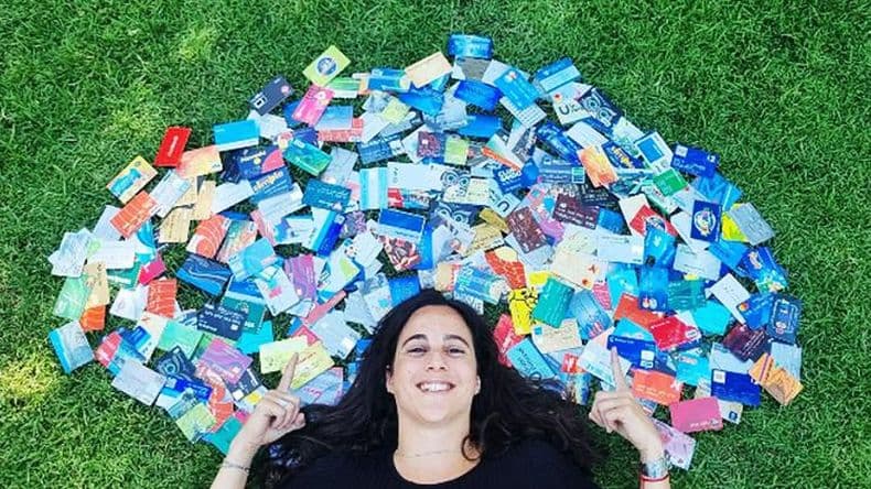 Desde los seis años colecciona tarjetas de crédito, licencias de conducir y DNI