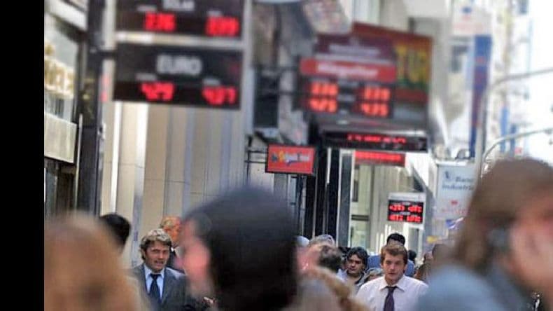 El dólar subió a 63,34 pesos y el blue llegó a los 70 pesos