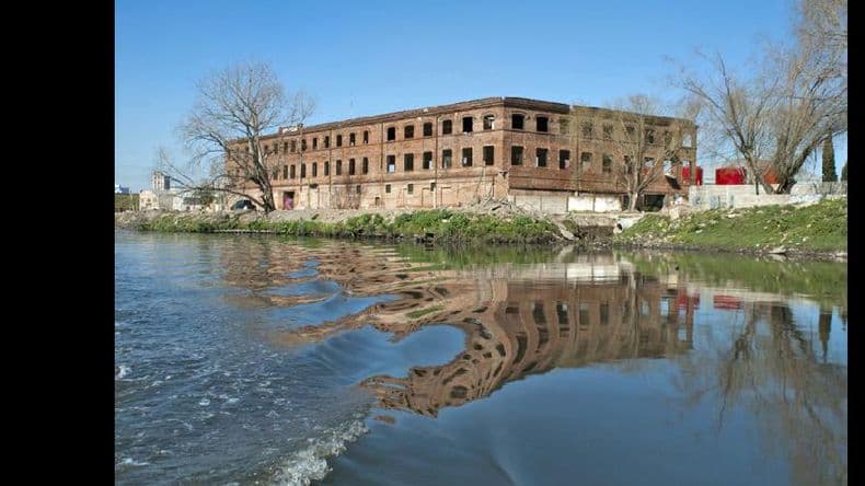 Procesaron a dos personas por contaminar el Riachuelo