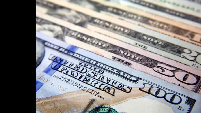 Pese a las ventas oficiales el dólar marcó nuevo récord y se acerca a los 18 pesos