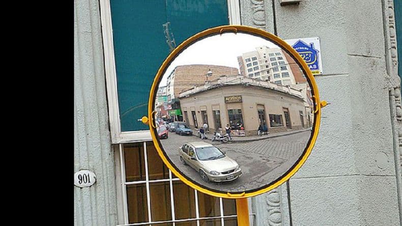 Espejos convexos en las esquinas, una de las iniciativas para evitar accidentes