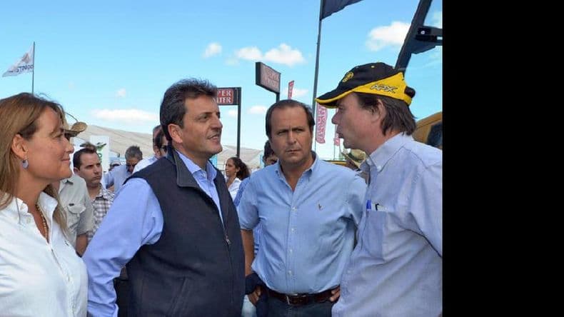 Dirigentes de la región, con Sergio Massa en Expoagaro