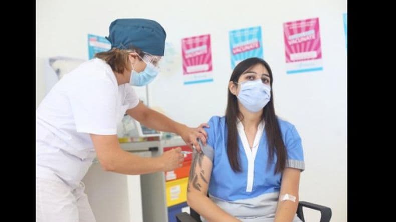 Vacunación de refuerzo al personal de salud: comenzaría el mes próximo