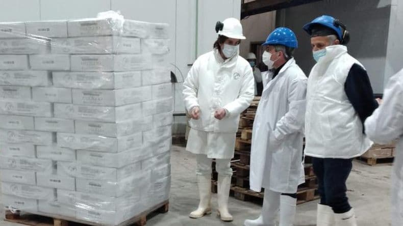 El Intendente Javier Martínez visitó la avícola de Guerrico, que realizó la primera exportación