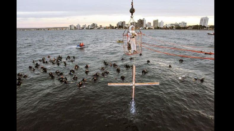 El Vía Crucis Submarino en Puerto Madryn convocó a miles de personas