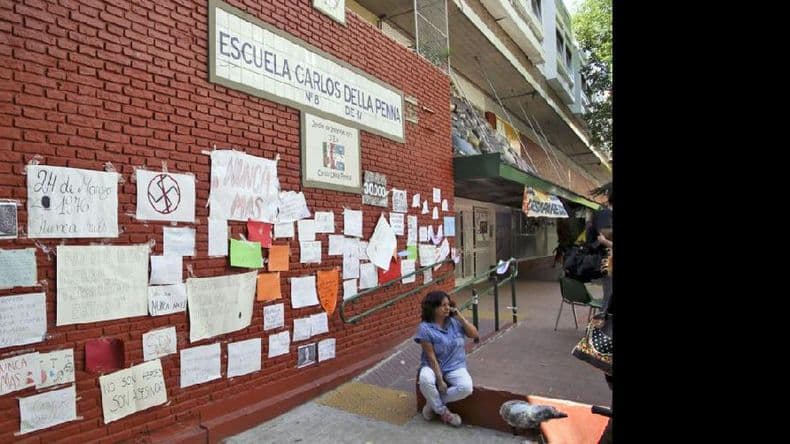 Separaron de sus cargos a una directora y dos maestras por reivindicar a la dictadura