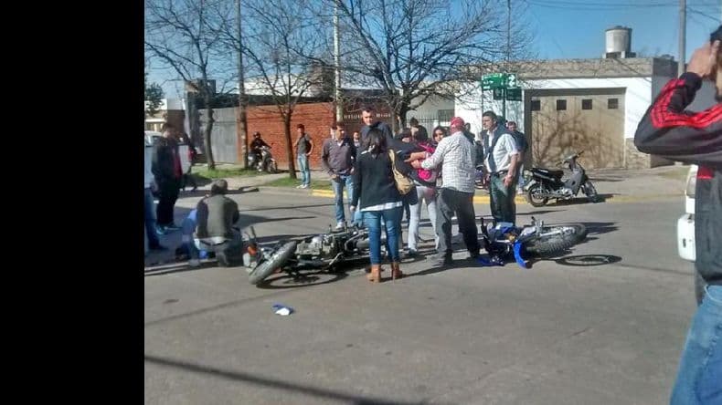 Violento impacto entre dos motos en la esquina de avenida Illia y Garay