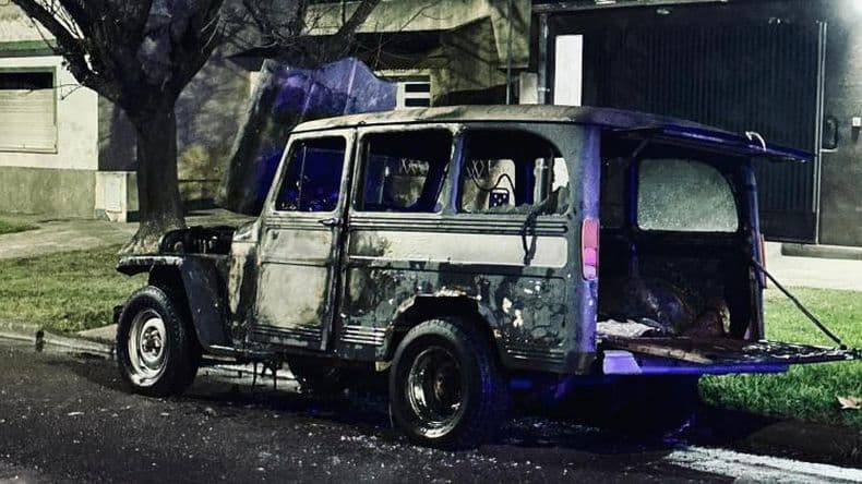 Dos vehículos aparecieron incendiados e investigan si fueron intencionales