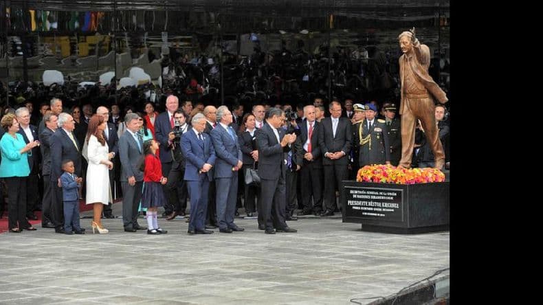 La presidenta descubrió una estatua de Kirchner en la sede de la Unasur
