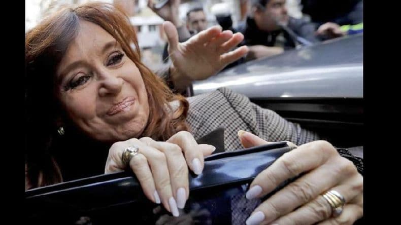 Cristina Kirchner solicitó postergar el juicio por fraude en la obra pública