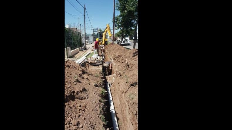 Extienden las redes de agua y cloacas en los diferentes barrios de Pergamino