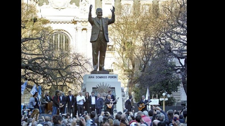 Macri inauguró un monumento a Perón junto a Moyano, Duhalde y Venegas