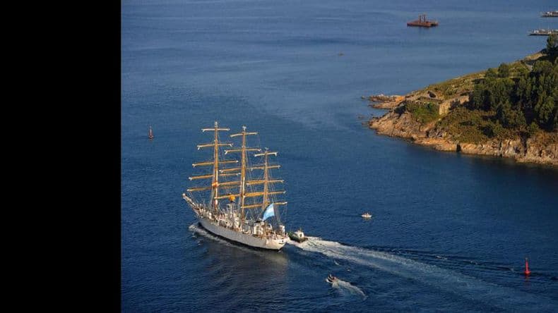 El buque escuela de la Armada llegó al puerto español de Cádiz