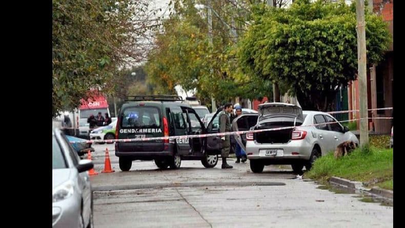 Un policía mató a tiros a un adolescente que le robó las tazas de las ruedas del auto