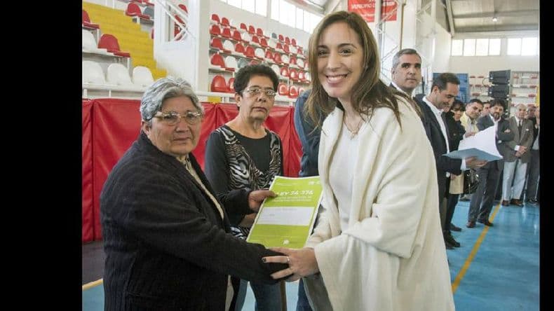 María Eugenia Vidal entregó escrituras a viviendas de familia