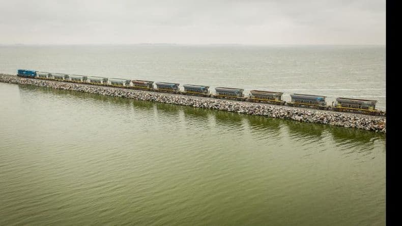 Después de cuatro años volvió a cruzar un tren de pasajeros por La Picasa