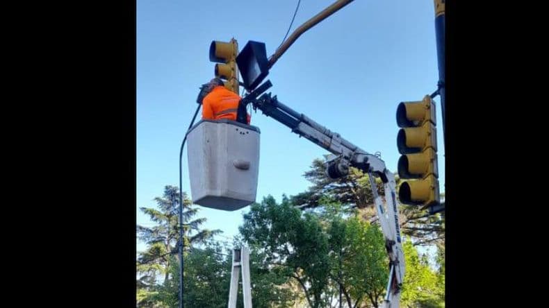 Realizan cambios en las luces de los semáforos