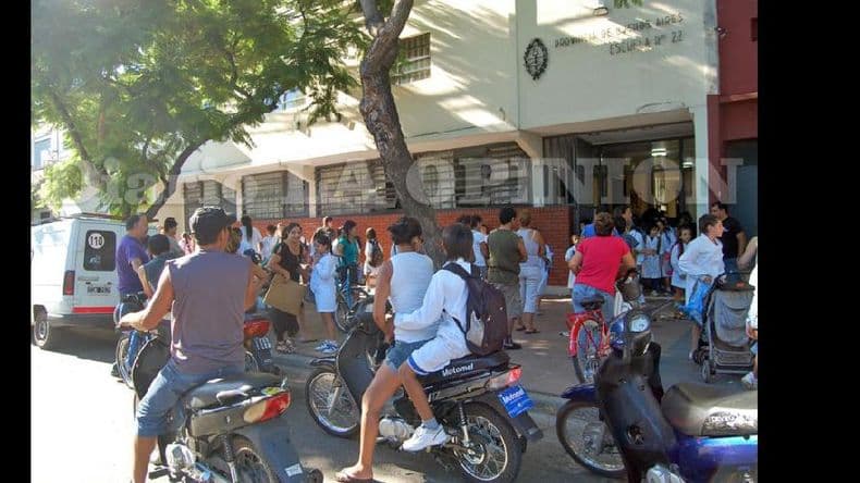 El tránsito caótico en las inmediaciones de las escuelas genera un peligro permanente