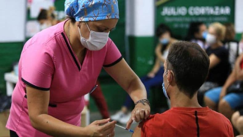 Indemnizarán a las personas que hayan sufrido algún "evento adverso" de la vacuna contra el Covid